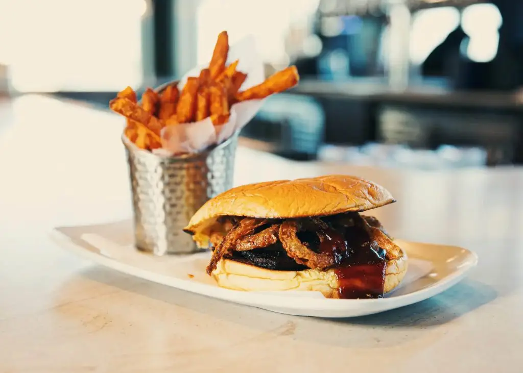 Brisket Sandwich, what to eat in Tinman Social